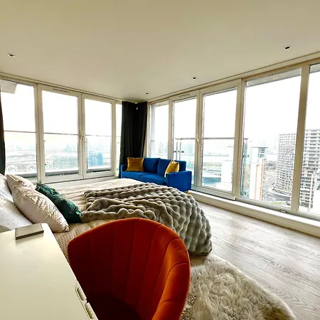 Luxury Stay With Stunning Views In Prime Location - Perfect For Business Or Leisure
